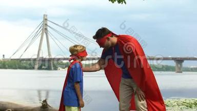 超人激励儿子超级英雄为真正的男人赢得胜利、父亲的支持和建议